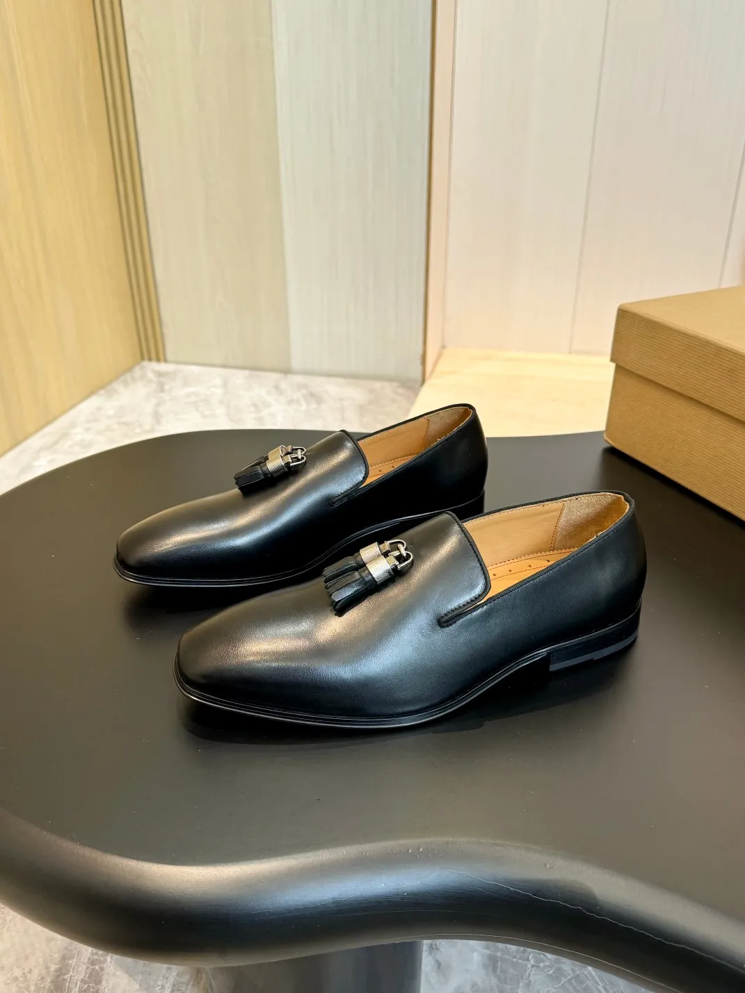 💰960 Christia*.Loubouti* high-end men's business formal leather shoes, original genuine cowhide red sole, imported Italian cowhide outsole, first-layer cowhide, water-dyed cowhide lining, high-end luxury. Size: 39-44 (customized at 38.45.46)✅